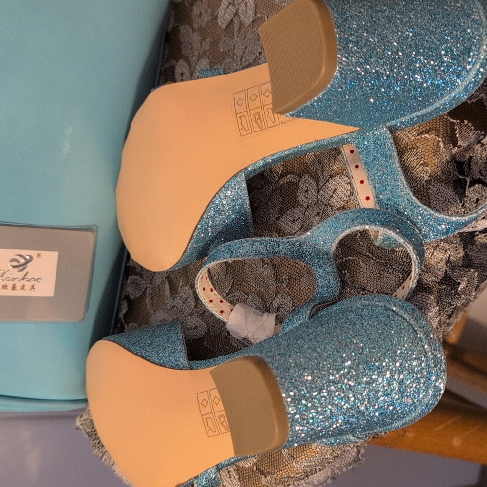 Shoes - Picture 5 of 6
